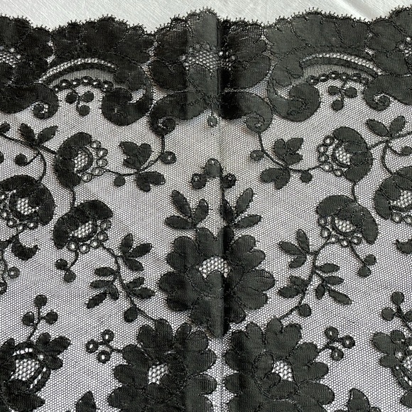 Vintage Black Lace Mantilla Veil – Spanish Style Floral Triangular Shawl - Picture 3 of 16